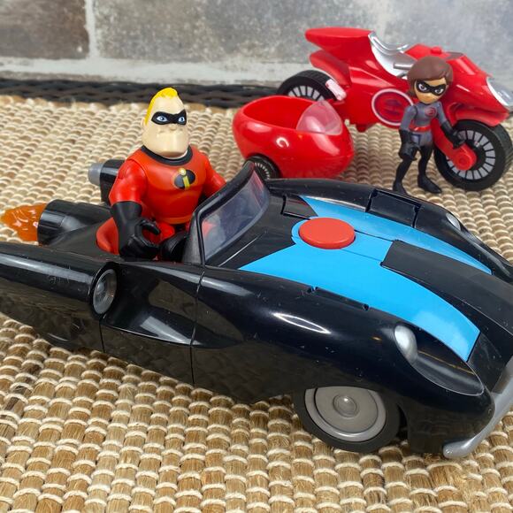 Disney Pixar Incredibles 2 Mr Incredible, his vehicle, Elastigirl & her cycle - Picture 5 of 13
